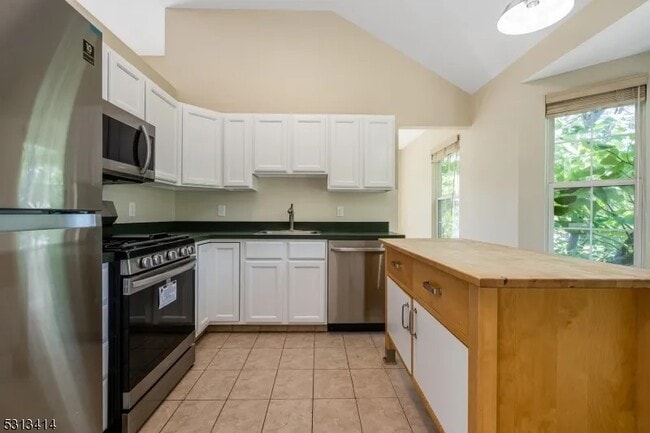 Spacious kitchen - 121 Williamson Ct
