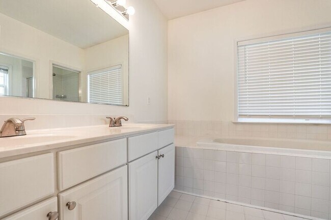 Building Photo - 2408 Ruffin Dr