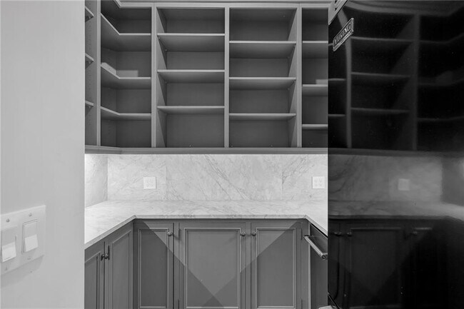 Building Photo - 425 Broadland Rd NW