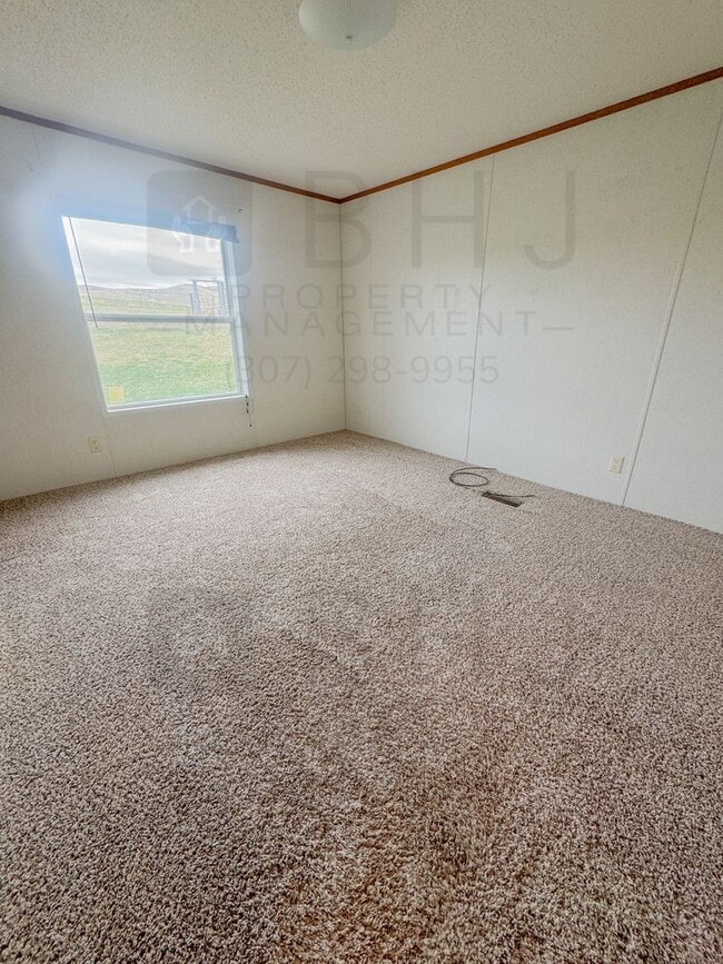 Building Photo - Dog Friendly, 3 Bed/ 2 Bath SFH