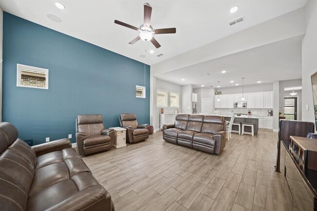 Building Photo - 327 Jolly Ginger Dr