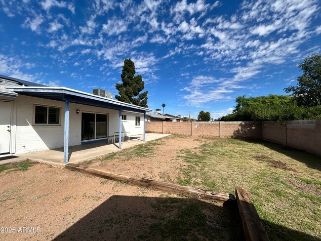 Building Photo - 413 W Piute Ave