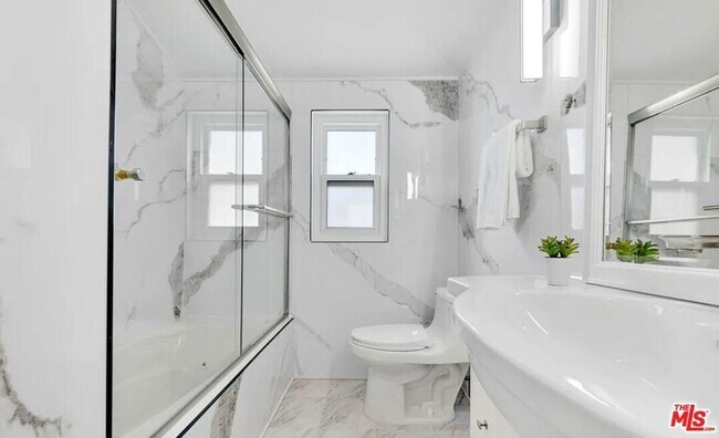 Building Photo - 418 N Bowling Green Way