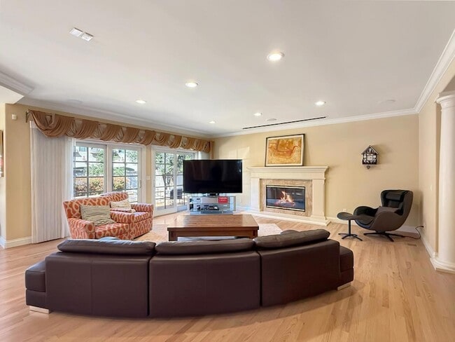 Building Photo - 1526 Hillview Dr