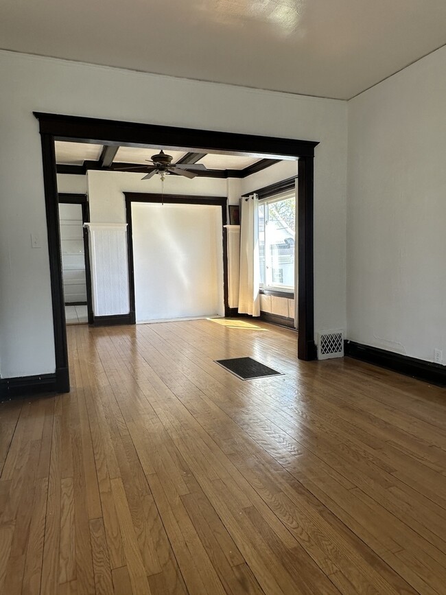 Building Photo - 361 N York St