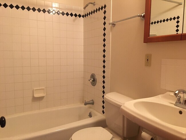 Building Photo - Northwest Area 4 Bedroom 2 Bath Bungalow