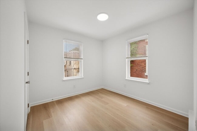 Building Photo - Gorgeous 4-Bedroom Townhome in West Philad...