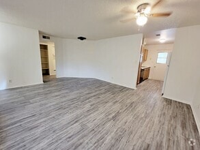 Building Photo - 3 Bedroom 2 Bath Condo Available Now!