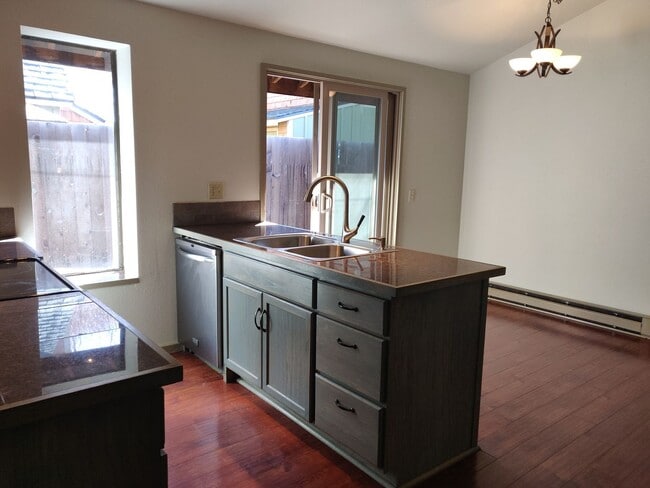 Building Photo - NW Bend 3x2 single-story hidden gem with huge fenced yard!