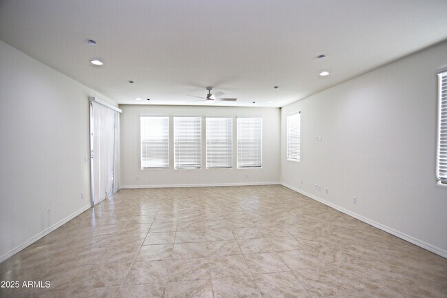 Building Photo - 977 W Finch Dr