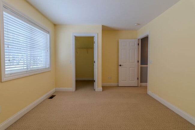 Building Photo - Modern Living Meets Cozy Charm