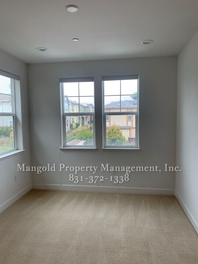 Building Photo - 4 Bed 3 Bath Home in Incredible Coastal Location