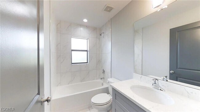 Building Photo - 1313 NE 8th Pl