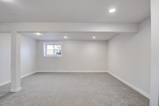 Building Photo - Willow Creek Home 4BR/3BA with attached 2 car garage! AVAIL 7/15/26