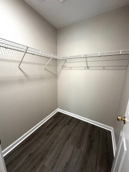 Building Photo - 896 Silvercrest Dr