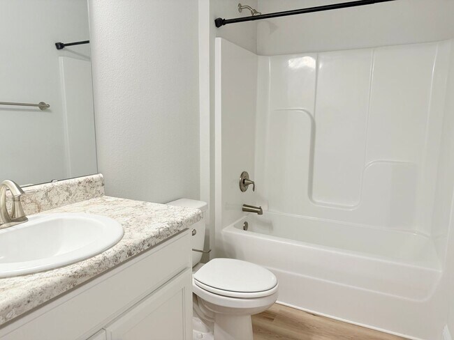 Building Photo - Modern 3 Bed/2 Bath - Prime Location