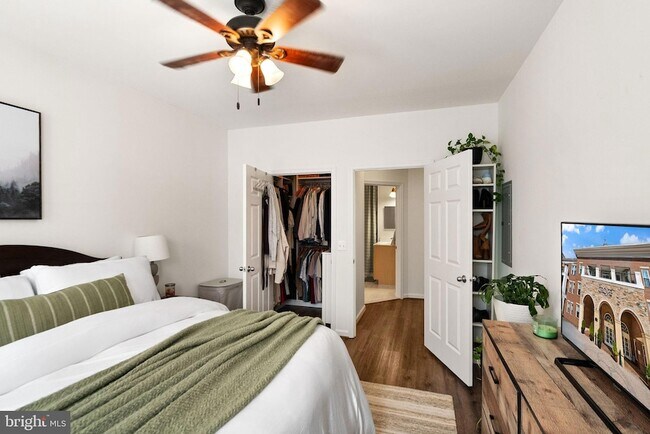 Building Photo - 2465 Army Navy Dr