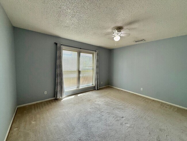 Building Photo - Spacious townhome in a private community