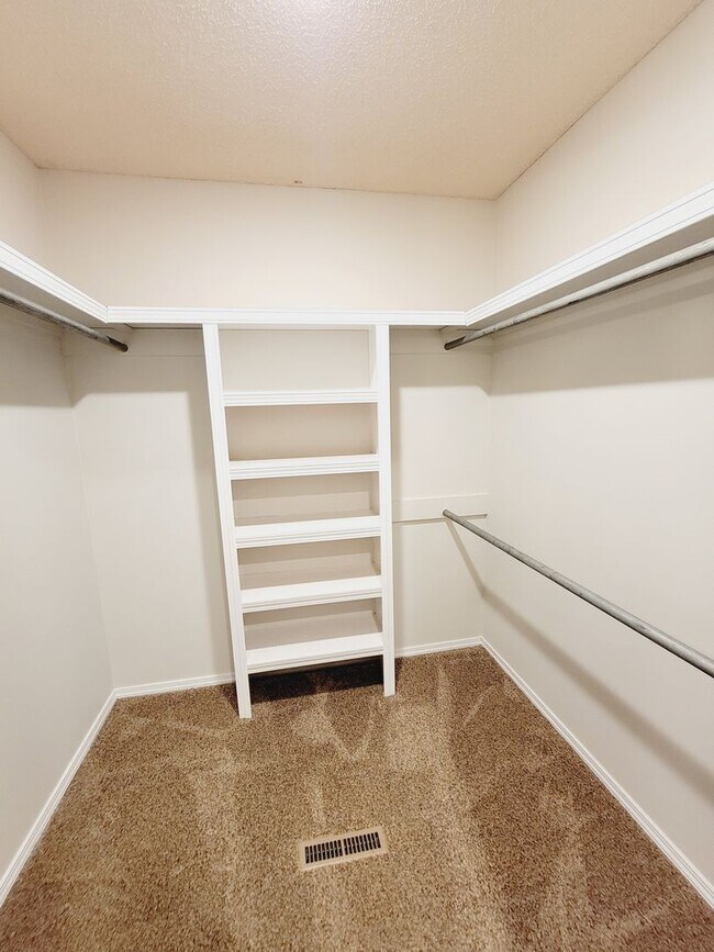 Building Photo - Primrose Market Place Area - Mission Hills Subdivision