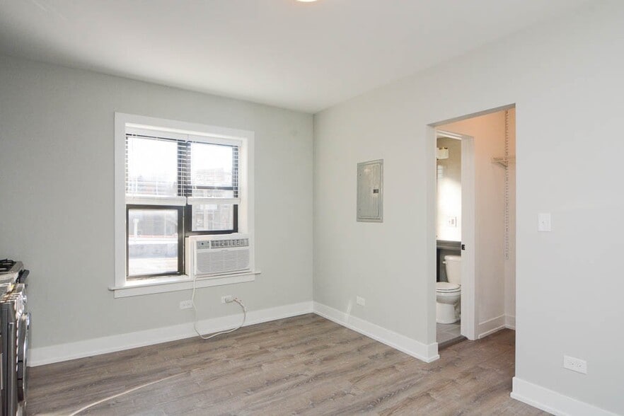 Building Photo - 533 W Belden Ave