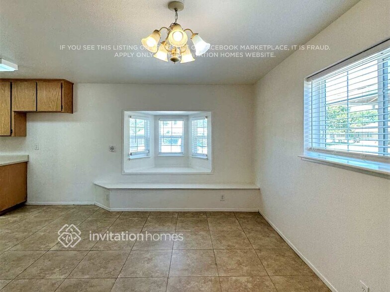 Building Photo - 1520 Gladstone Dr