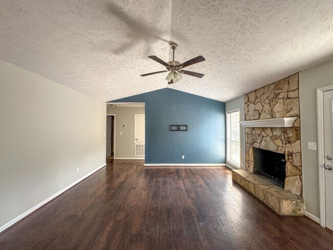 Building Photo - Beautiful 3 Bed 2 Bath Home with Fenced Backyard