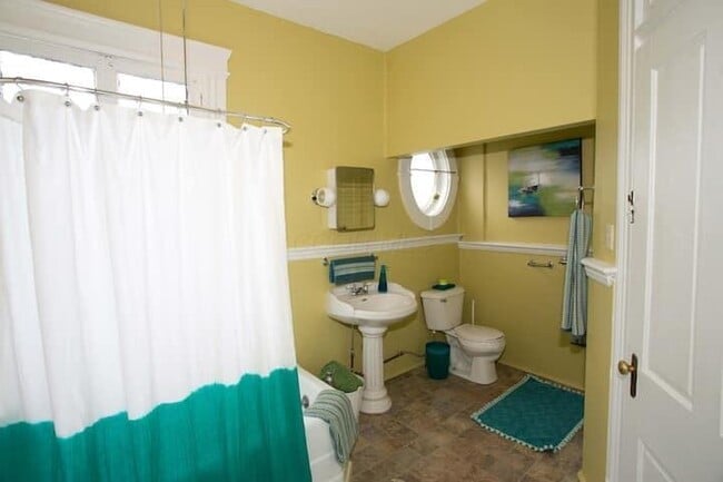 Building Photo - 705 Bryden Rd