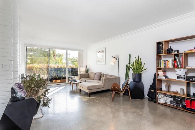 Building Photo - 166 S Hayworth Ave