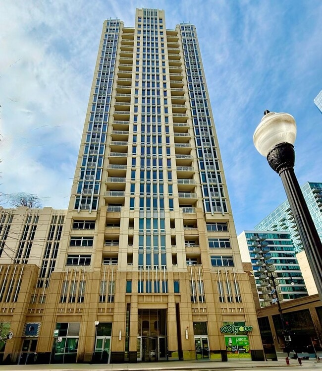 Building Photo - Stylish South Loop 1 Bed, 1 Bath w/ Pool, Elevator, Party Room + Extra Storage