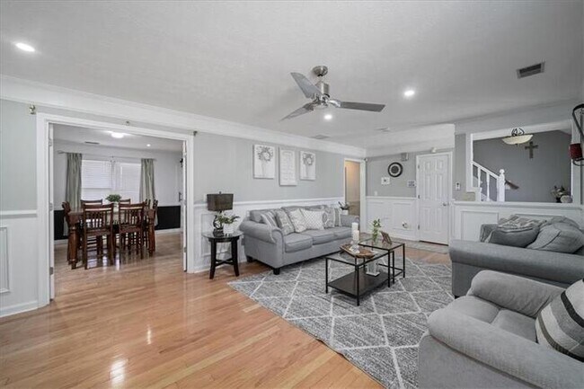 Building Photo - 4 bedroom house in Lawrenceville with cozy...