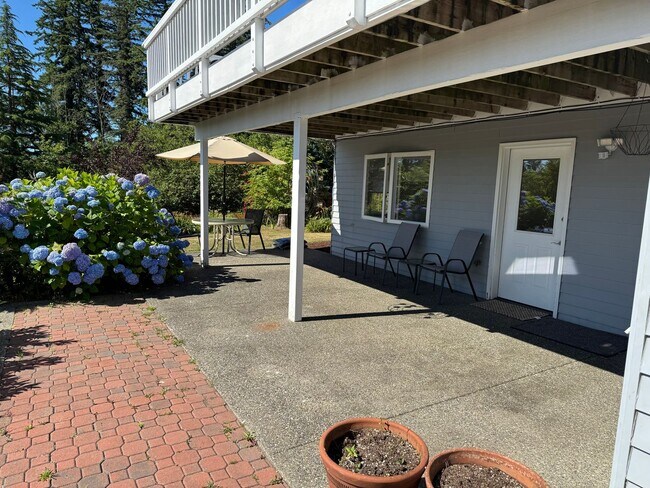 Building Photo - Fully Furnished ALL UTILITIES INCLUDED