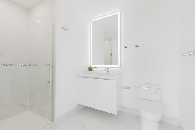 Building Photo - 700 NE 24th St