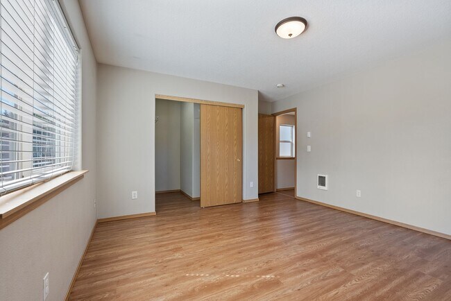 Building Photo - 3Bed/1.5 Bath House available