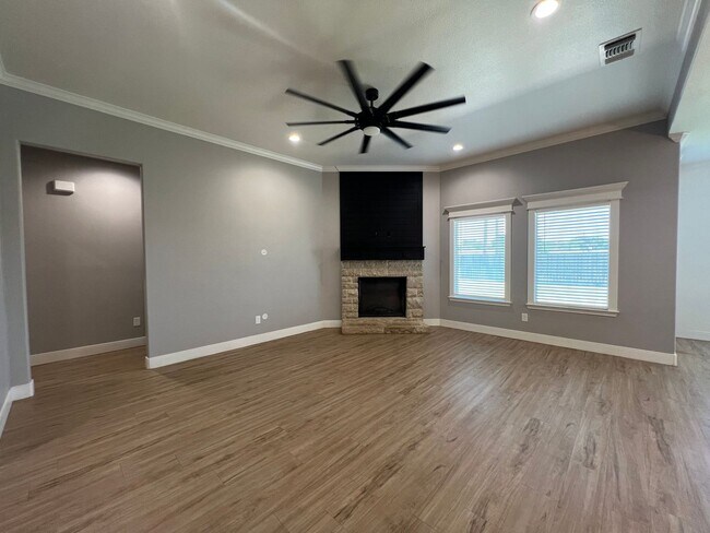 Building Photo - A Modern, Sophisticated Home in an Attract...