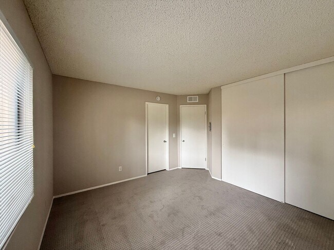 Building Photo - Experience the Charm of This Beautifully U...