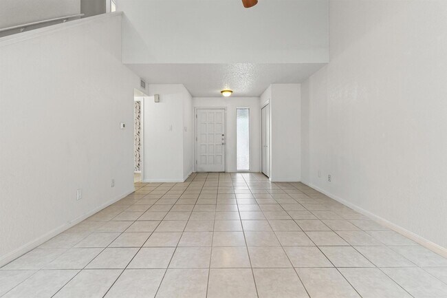 Building Photo - 8113 Baywood Dr