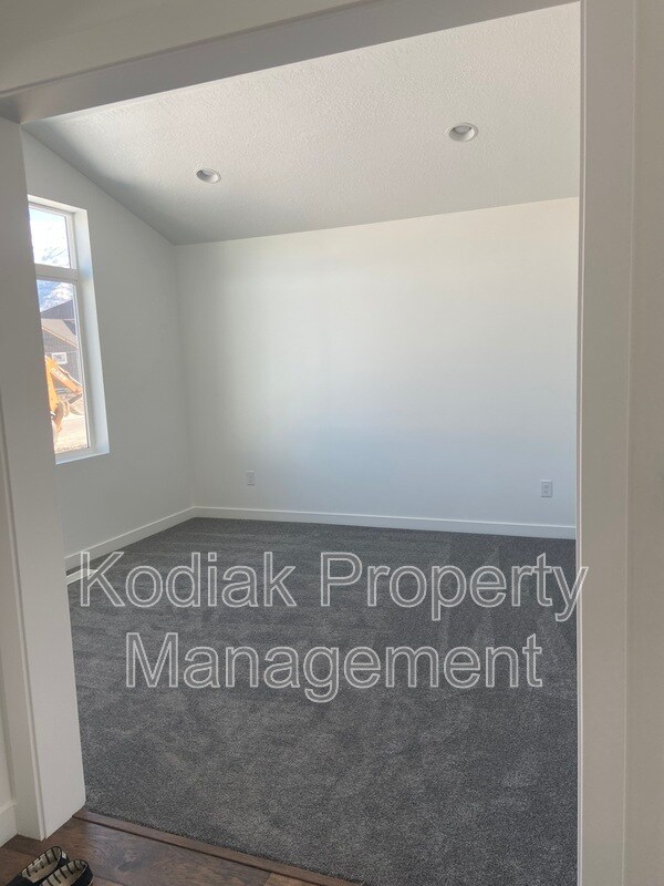 Building Photo - 1439 W Stable St