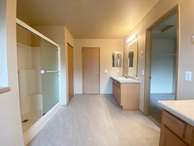 Building Photo - Practical 3 bedroom, 2190 Sqft Kent Home