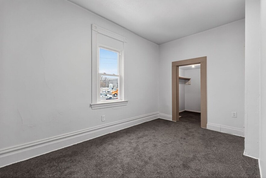 Building Photo - 405 Main St