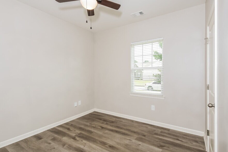 Building Photo - 13 Easy Goer Ct