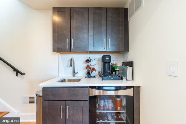 Building Photo - 1647 E Eyre St