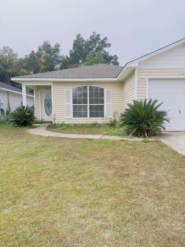 Building Photo - 3/2 Cottage in Maple Oaks Subdivision with garage