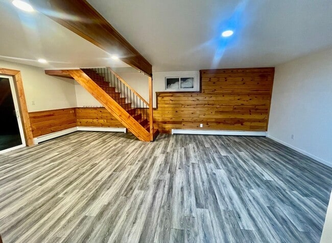 Building Photo - Fantastic 4 bedroom home on a large lot with a fenced in back yard in Eagle River! Available now