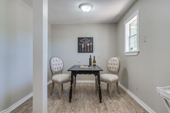 Building Photo - Move in specials available!