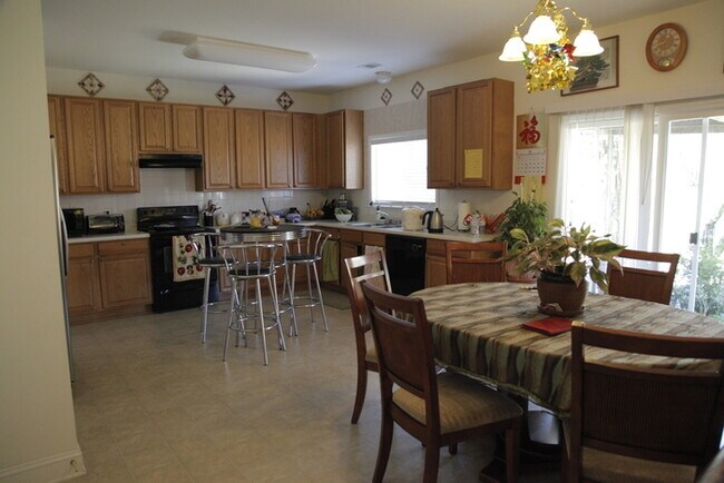 Building Photo - Delightful 3bd/2.5bth home with a private back yard!