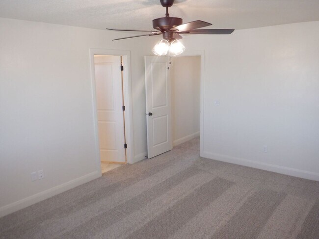 Building Photo - Move-In Bonus - 3 Bed - 2.5 Bath, Newer Co...