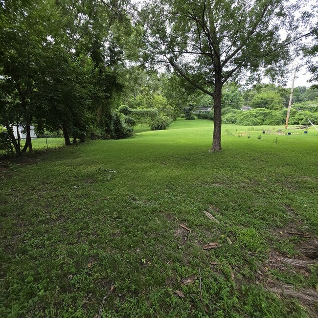 Building Photo - Cozy 3 bedrooms and 1 bath home located on Brooklane St in Raytown, MO.