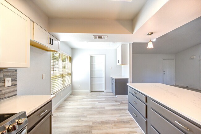 Building Photo - 235 E Castle Harbour Dr