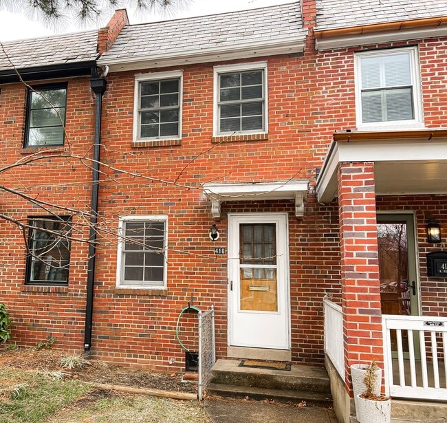 Building Photo - Beautiful 2 Bedroom 1 Bath Townhouse in Fa...