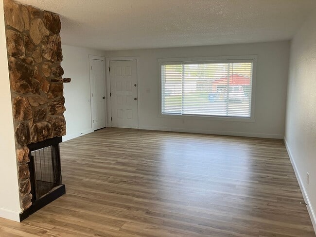 Building Photo - Remodeled Three Bedroom Home in South Salem